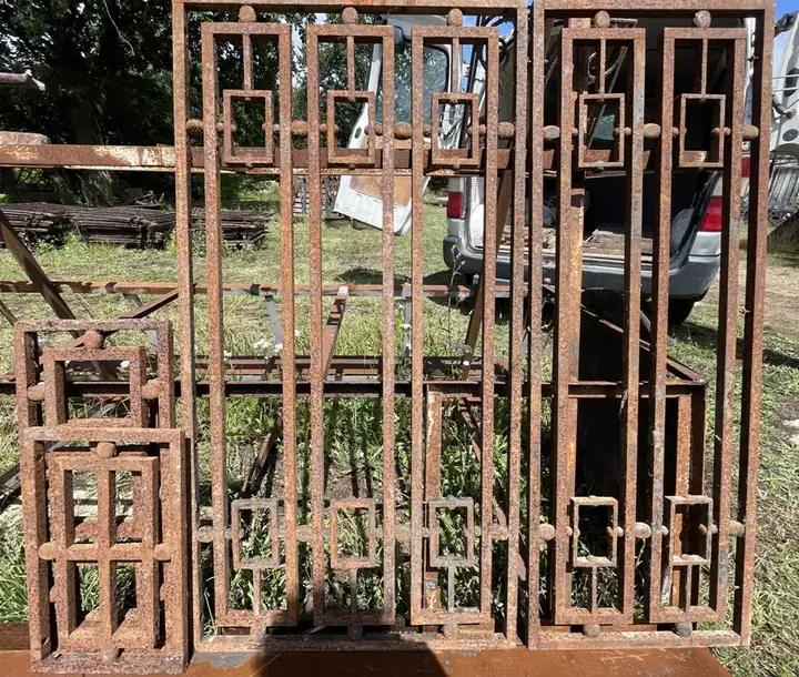 Ensemble de grilles, balcon, et garde-fou en fer forgé anciens