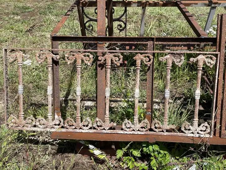 Lot de 6 balcons anciens en fonte et fer anciens identiques