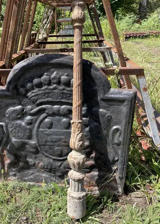 Ancien poteau de départ d'escalier en fonte décoré de feuillage et de rubans