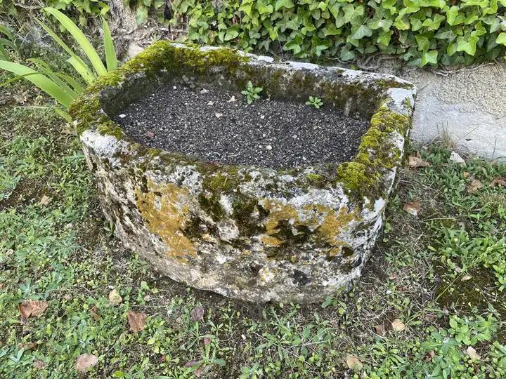 Ancien bac demi-lune en pierre dure de Charente