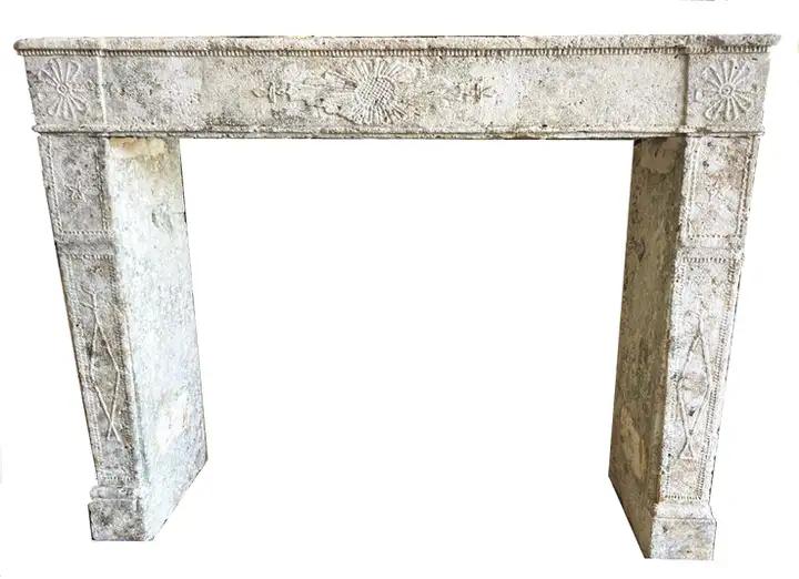 Ancienne cheminée basse d'epoque Directoire en pierre blanche de Charente