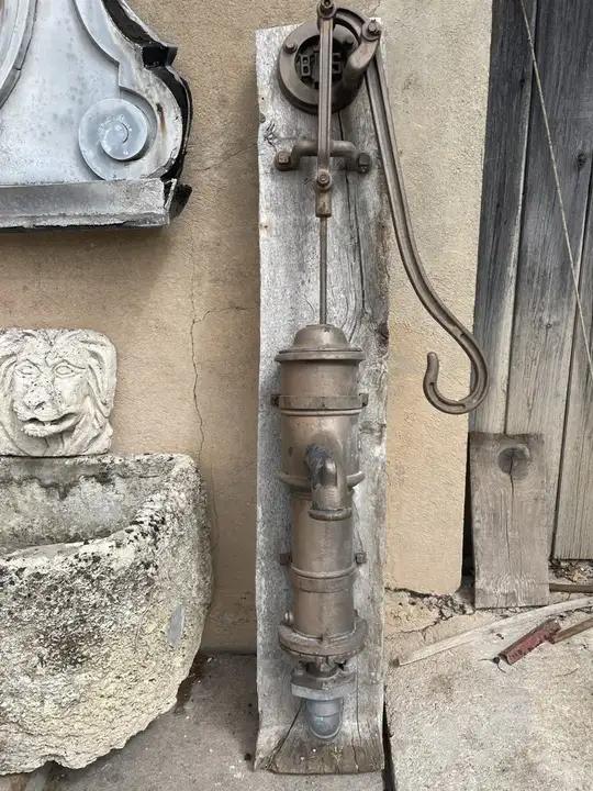 Importante pompe à balancier en fonte
