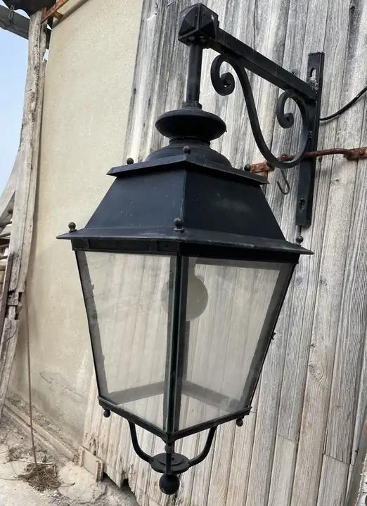 Importante lanterne vitrée de facade en fer et sa potence