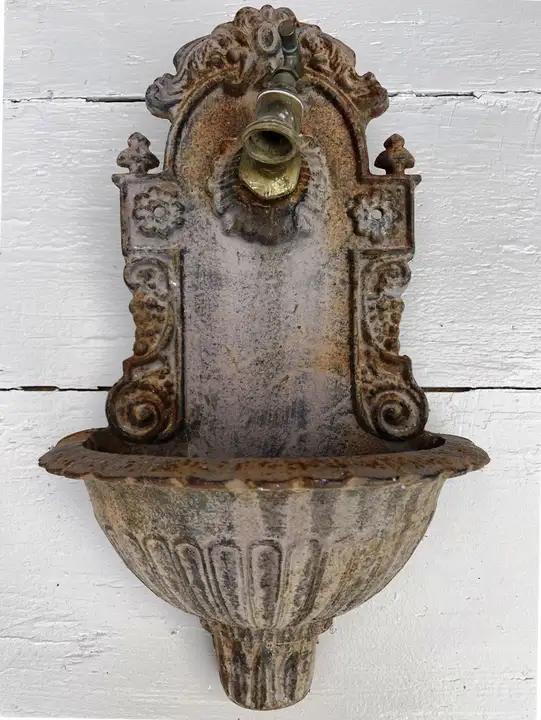 Petite fontaine en fonte décorée