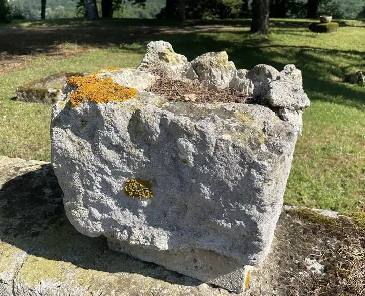 Ancien petit bac en pierre rustique