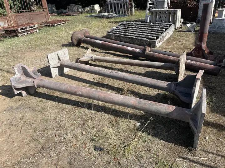 Trois poteaux de soutien en fonte