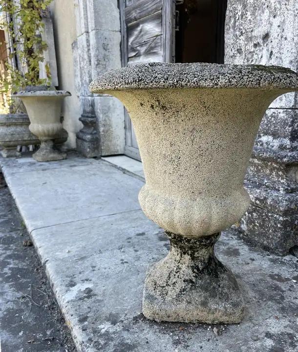 Paire de vases Medicis en pierre reconstituée