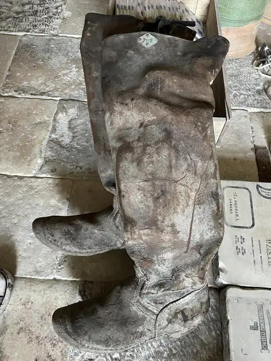 Ancienne paire de bottes en bois et cuire