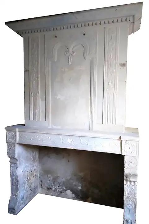 Ancienne cheminée à trumeau en pierre de Saintonge trés décorée de perles, entrelas, et de symbols de mariage