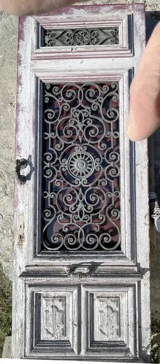 Ancienne porte d'entrée avec grille de protection en fonte décor de volutes