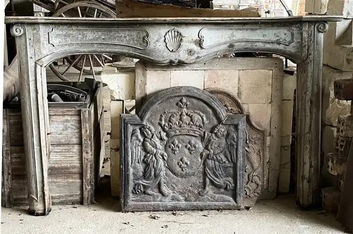 Ancienne cheminée basse d'époque XVIIIe galbée en chene