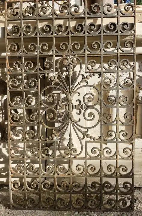 Ancienne grille de fonte pour fenetre ou porte de rue
