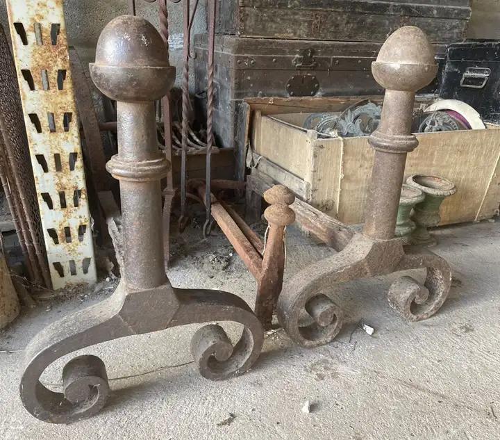 Ancienne paire de chenets en fonte