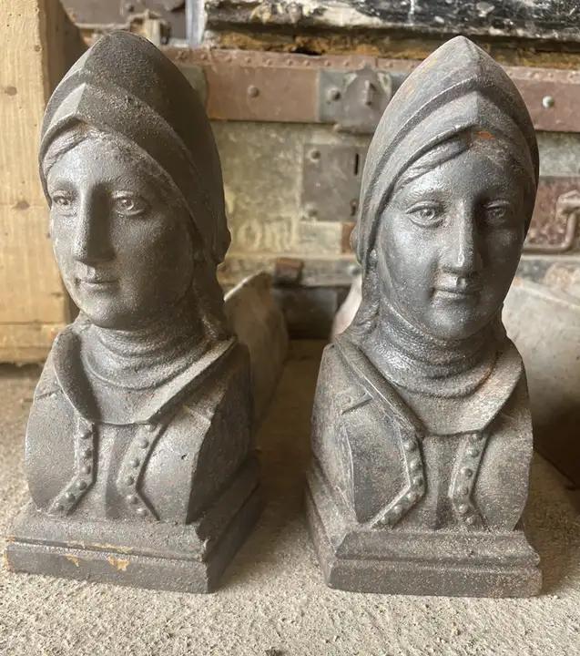 Paire de chenets en fonte à figurine