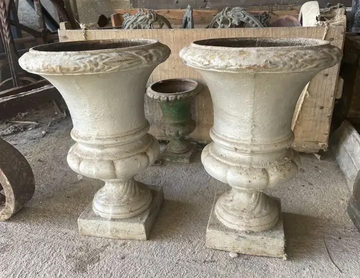 Paire de vases Medicis anciens en fonte