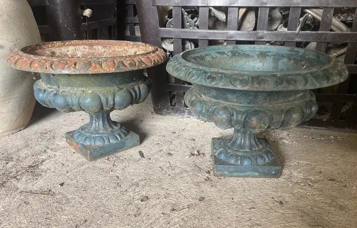 Paire de vases Medicis anciens en fonte