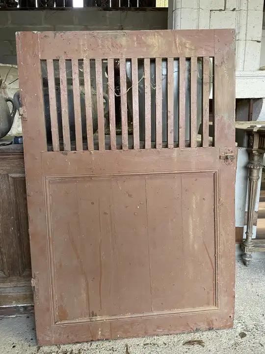 Porte de placard ajouré de barreaux en bois