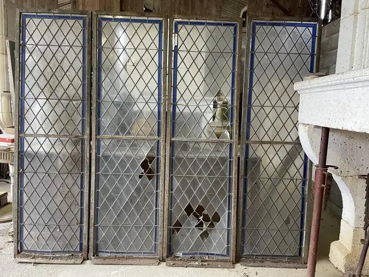 Quatre fenetres vitrées de vitraux en losanges montés au plomb
