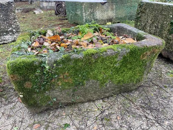 Petit bac en pierre ancien