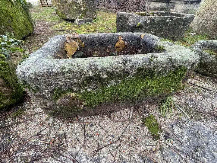 Petit bac en pierre ancien