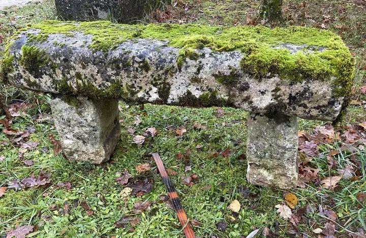 Banc rustique ancien en pierre dure de Charente