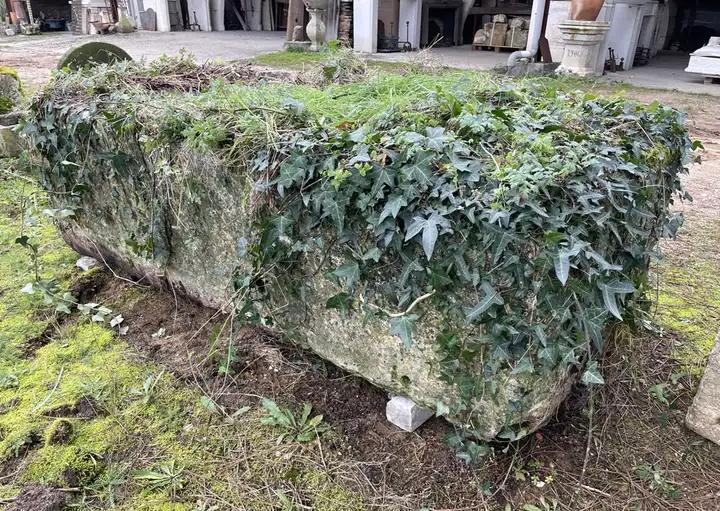 Grand bac en pierre dure de Charente au bords adoucis par le temps