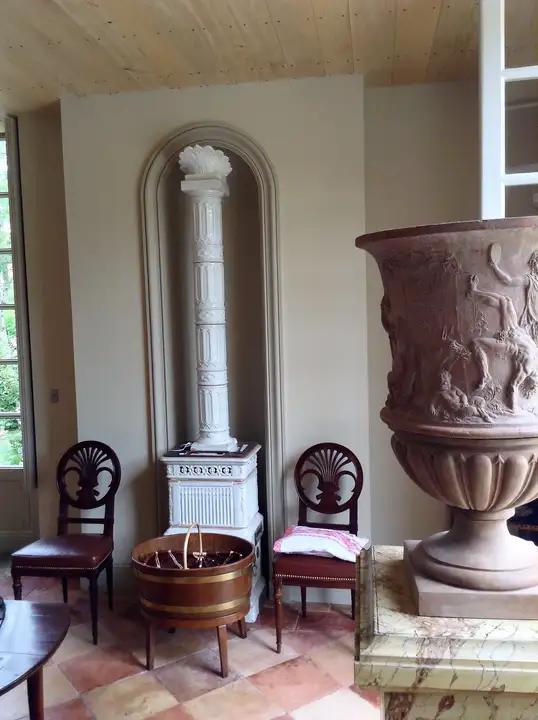 Poêle de décoration en faîence blanche ancien