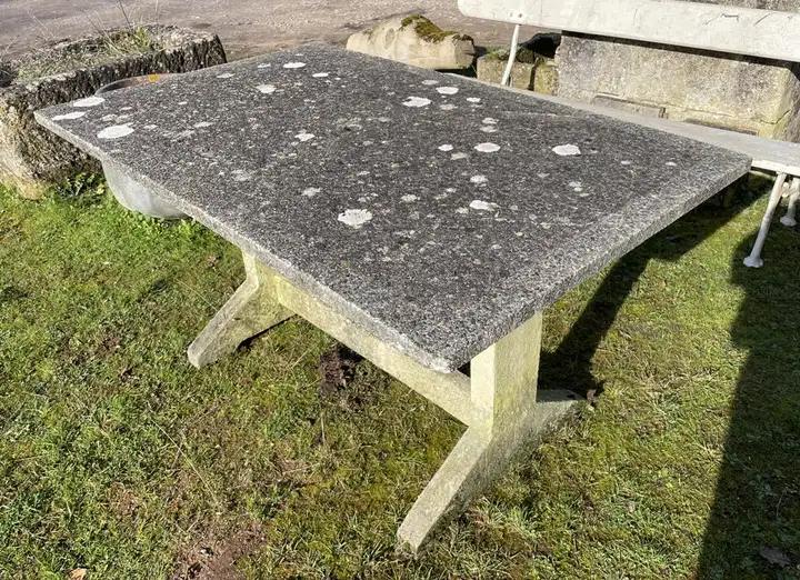 Table de jardin en ciment rectangulaire au plateau mosaïque et pietement indépendant