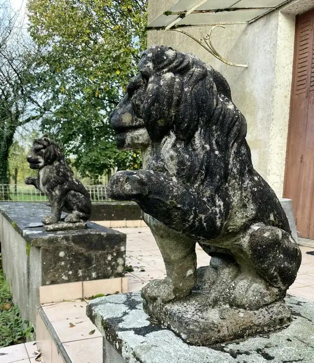 Paire de lions à la pate levée en pierre reconstituée