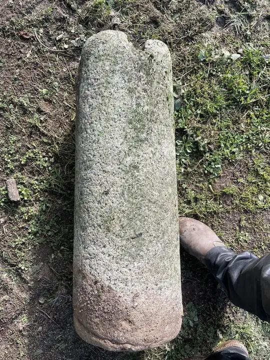 Ancienne borne oblongue en granit au sommet entrecoupé de quatres entailles