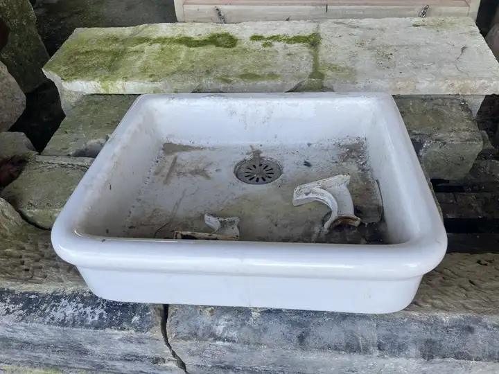 Anciens lavabos en céramique blanche