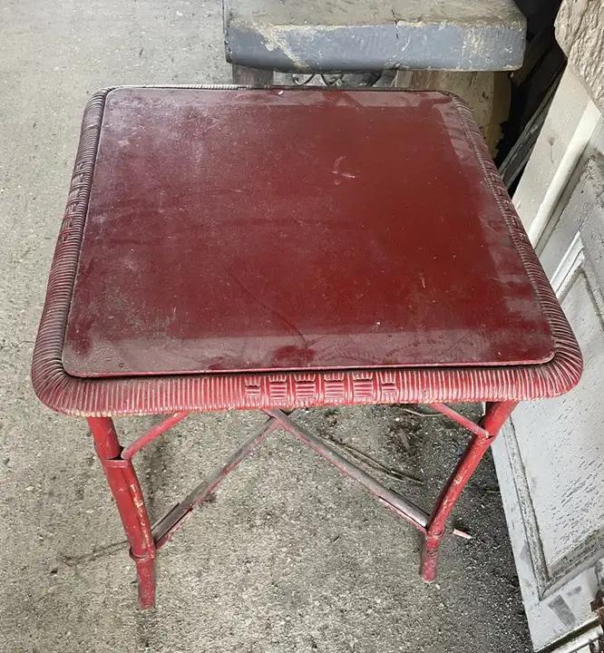 Ancienne table de tonnelle en bois laqué de rouge Japonais