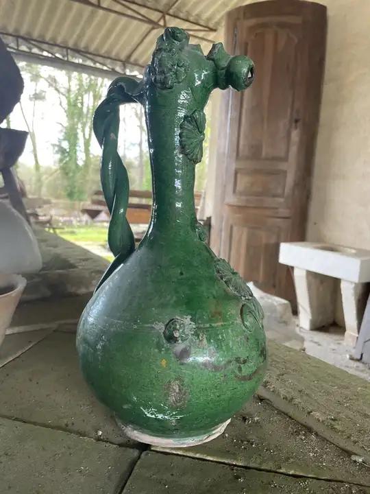 Ancienne cruche à eau en ceramique vernissée vert décorée de fleurs et au bec morphologique
