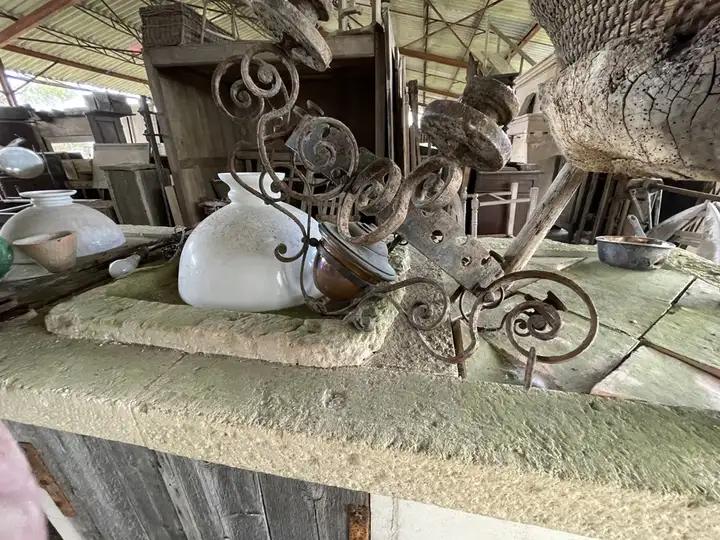 Suspension en fer forgé à trois branches avec son opaline et sa lampe en cuivre