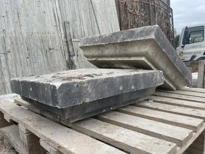 Deux dessus de piliers en pierre dure de 0.33X0.33 m