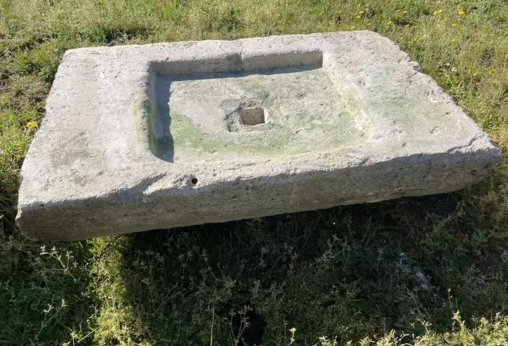 Evier plat  et large à deux égouttoirs Receptacle percé en son centre