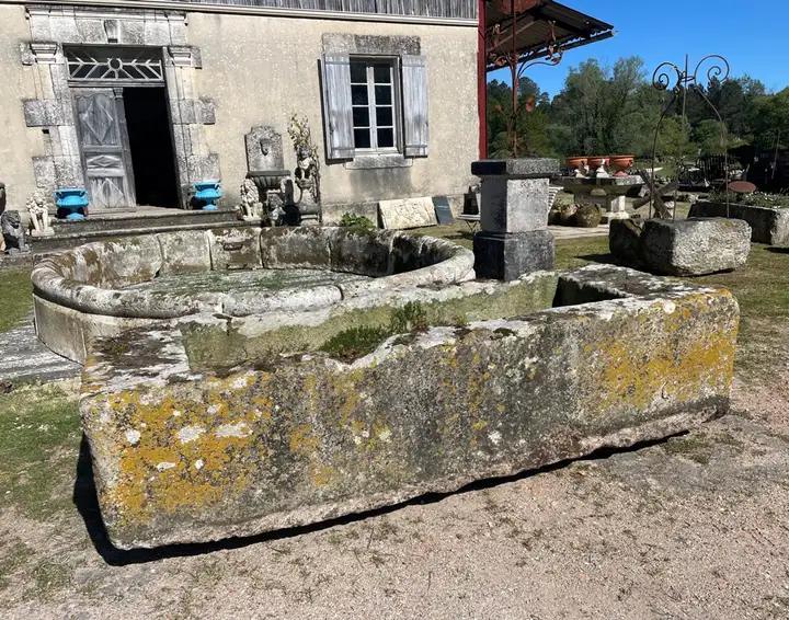 Ancien bac lavoir en pierre dure de Charente