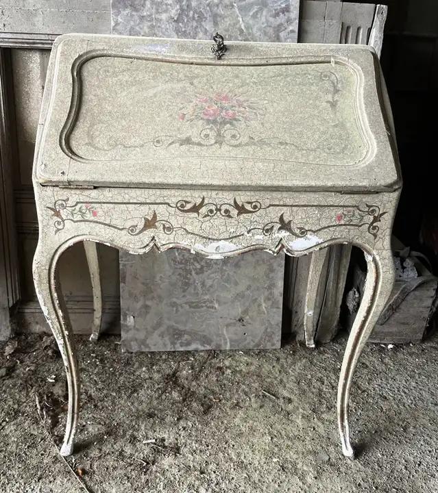 Ancien bureau à abattant de style Louis XV en bois laqué