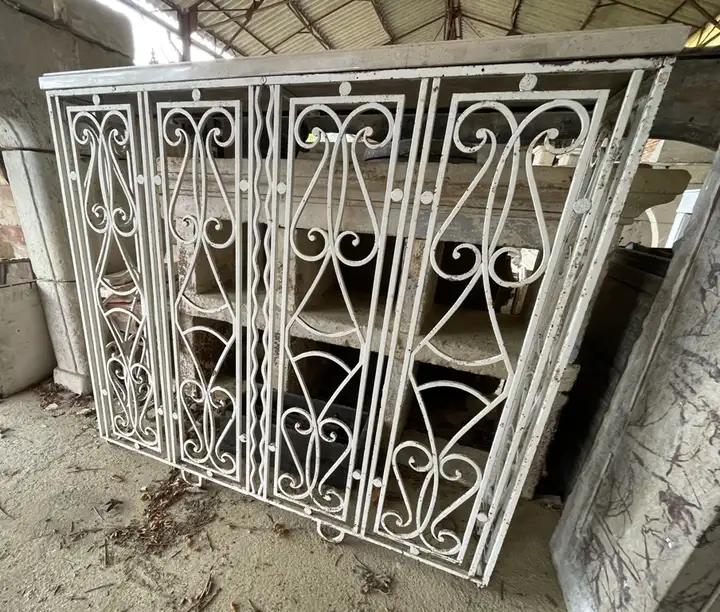 Ancien cache radiateur en fer forgé forgé de style Art Déco surmonté d'un marbre beige
