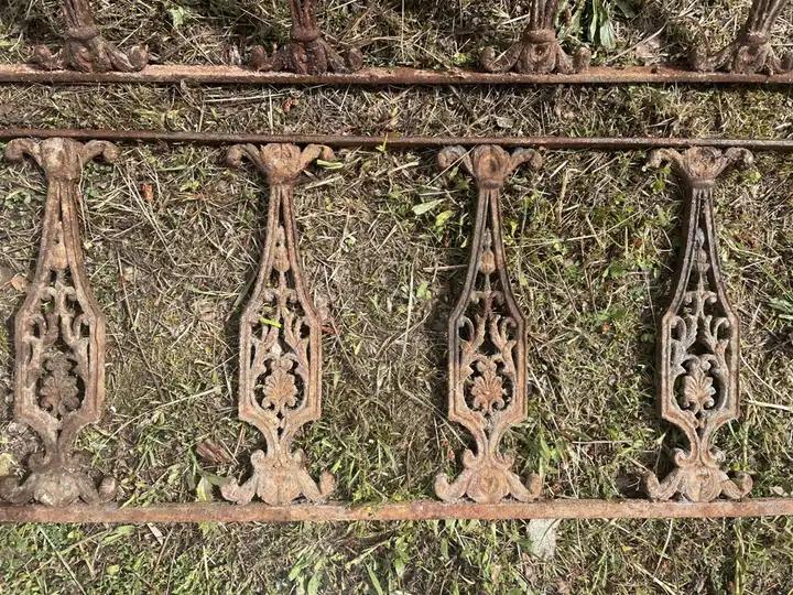 Paire d'appuies de fenetre anciens en fonte