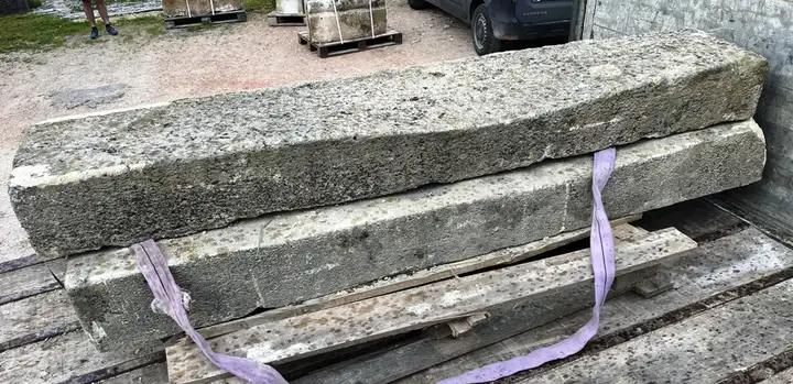 Trois marches anciennes d'escalier ou de perron usées en pierre dure de Gironde