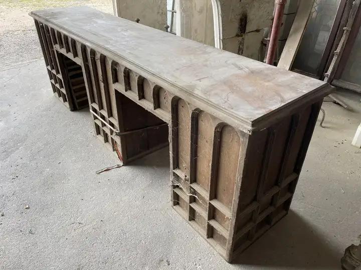 Ancien établi de bijoutier en chène patiné et usé