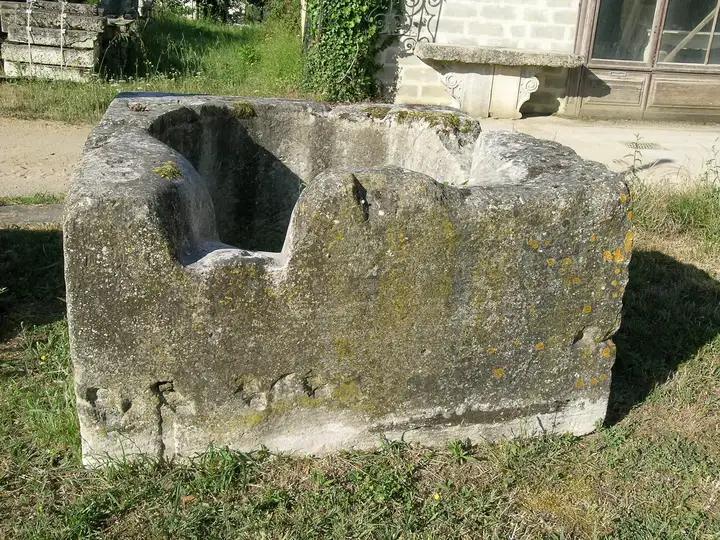 Ancien puits de ferme Charentaise de section carrée
