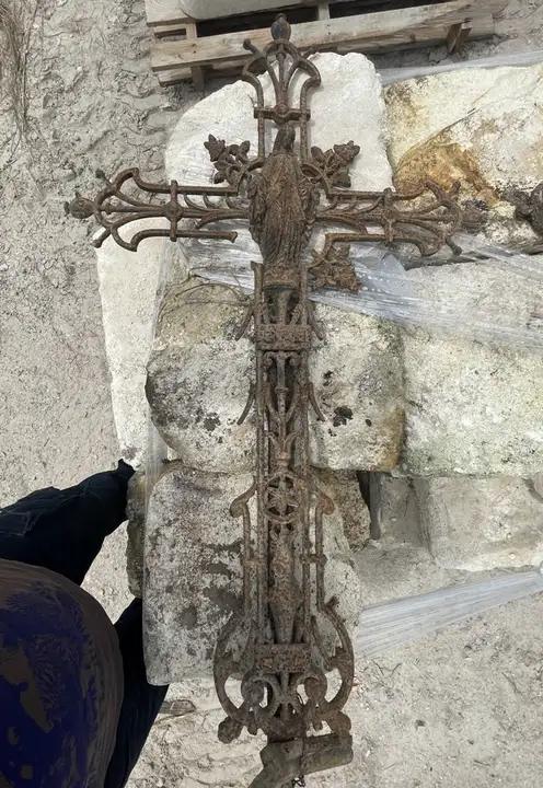 Ancienne croix de tombe en fonte trés décorée de la Vierge et de volutes