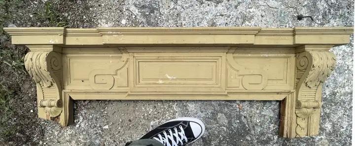 Ancien dessus de porte en bois travaillé de corniche et consoles