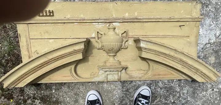 Ancien imposte, dessus de porte en bois, travaillé de corniche et d'une cassolette