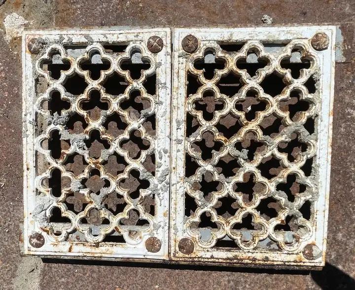 Paire de grilles d'aération anciennes en fonte