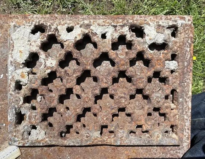 Ancienne grille d'aération en fonte
