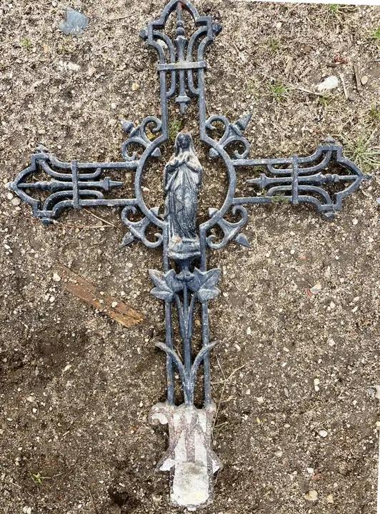 Ancienne croix de tombe en fonte trés décorée