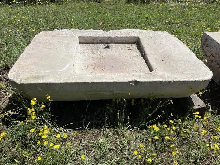 Ancien évier en pierre dure de Bordeaux à deux égouttoirs